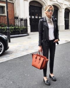 Agrega bolsos grandes, lentes y un pañuelo para un look más femenino